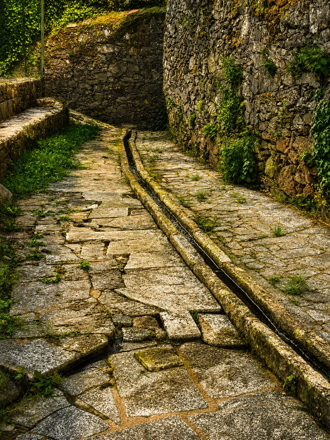 Canal de piedra tradicional en los jardines del Pazo do Souto