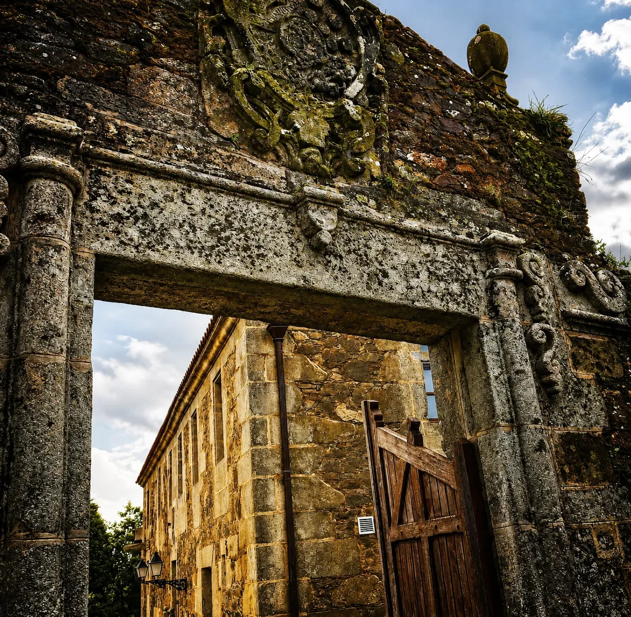 Arco de piedra de entrada al Pazo do Souto