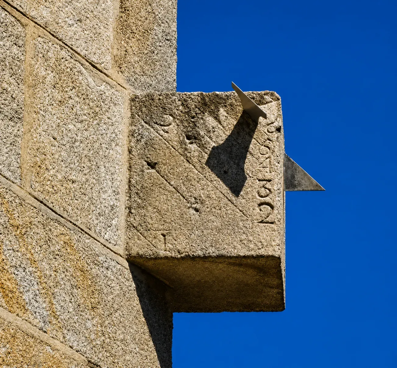 Detalle del reloj de sol de piedra del Pazo do Souto