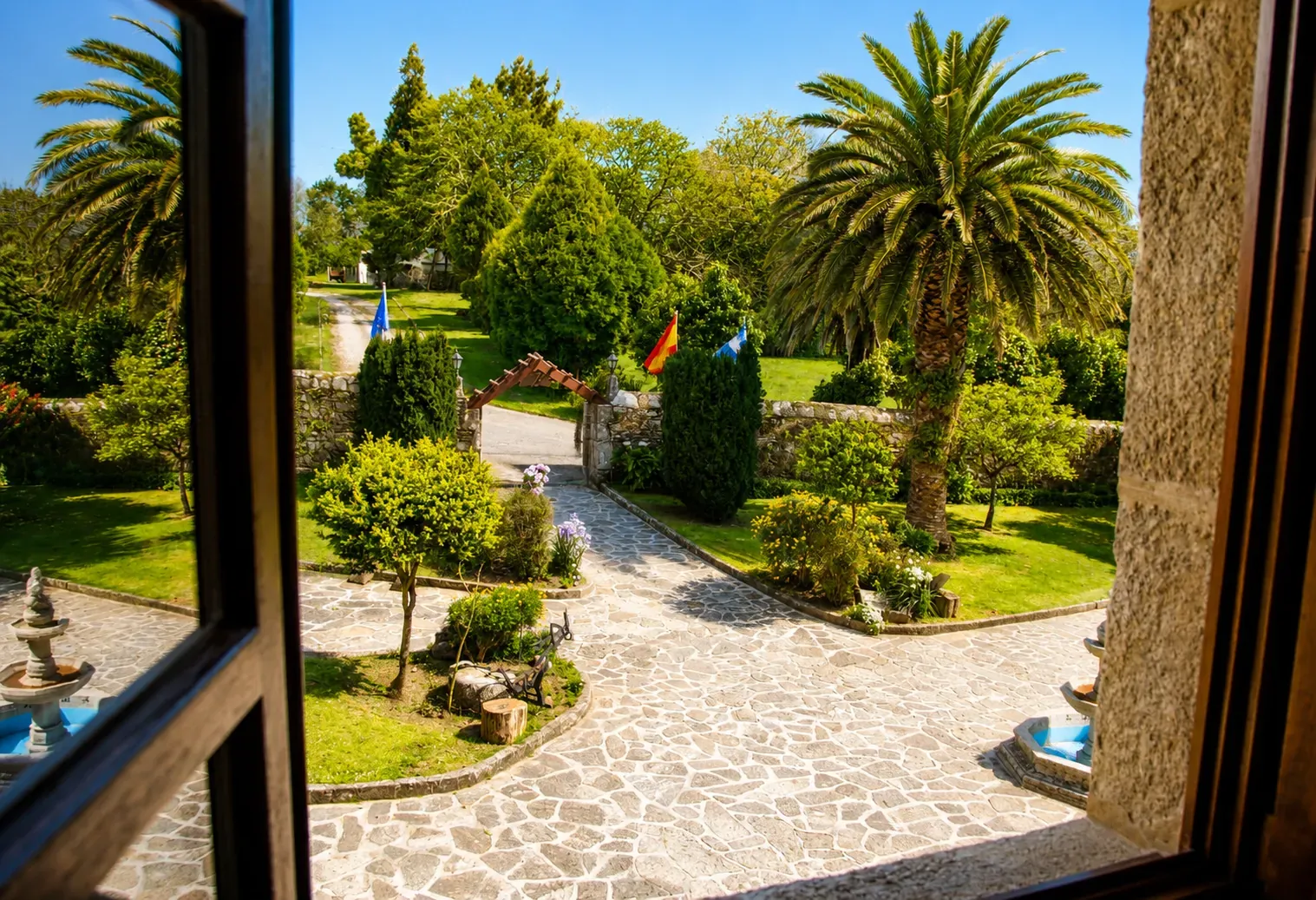 Vistas a los jardines desde la habitación del Pazo